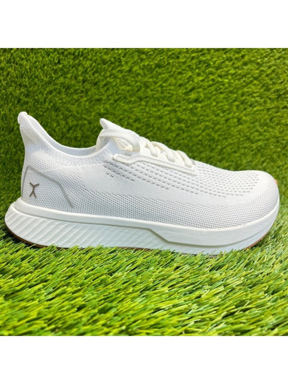 Flux Adapt Runner White Gum Womens Size 7 Running Athletic Walking Knit Shoes